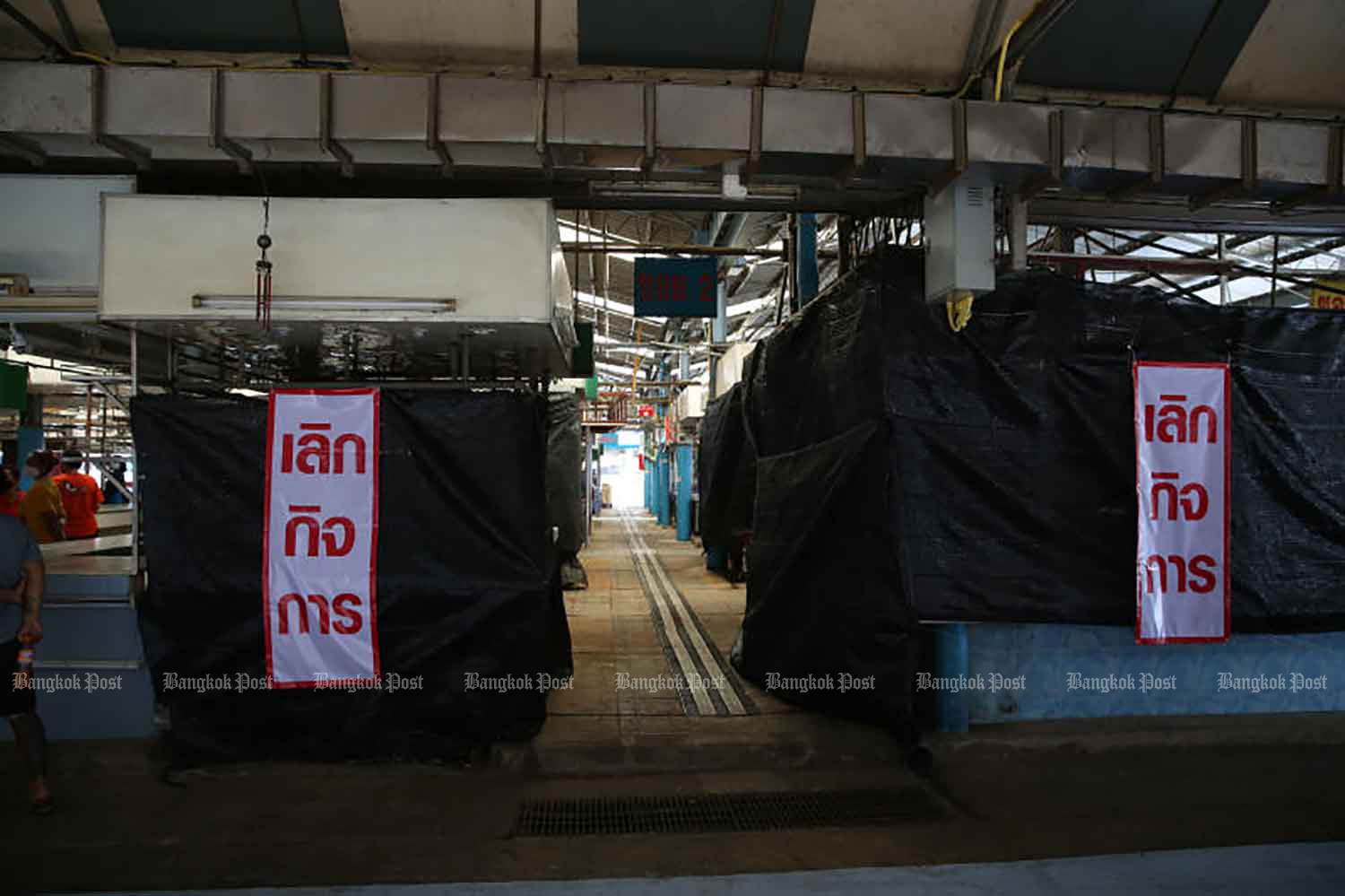 'Permanently closed' signs are displayed on Tuesday on stalls at Bang Kapi fresh market, which has been ordered closed after a Covid-19 outbreak. (Photo: Varuth Hirunyatheb)