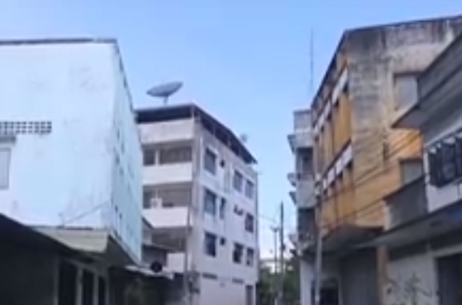 A man fell to his death while skateboarding on the unfenced flat roof of the building at front left, in Trang, on Tuesday morning. (Screenshot from TV Channel 8) A man fell to his death while skateboarding on the unfenced flat roof of the building at front left, in Trang, on Tuesday morning. (Screenshot from TV Channel 8)