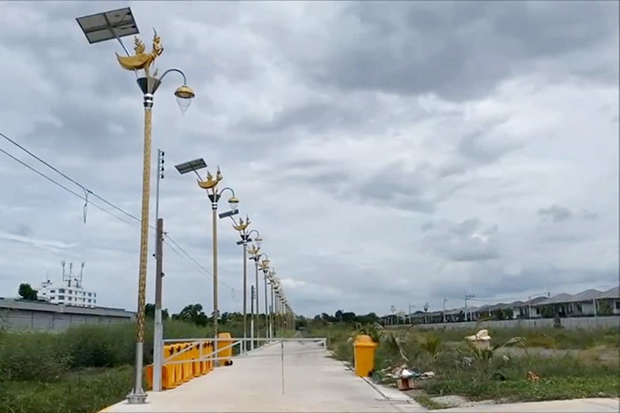 Lamp posts decorated with kinnaree figures and powered by solar energy are installed close to one another on this and other roads in tambon Racha Thewa in Bang Phli district of Samut Prakan. (Photo by Sutthiwit Chayutworakan)