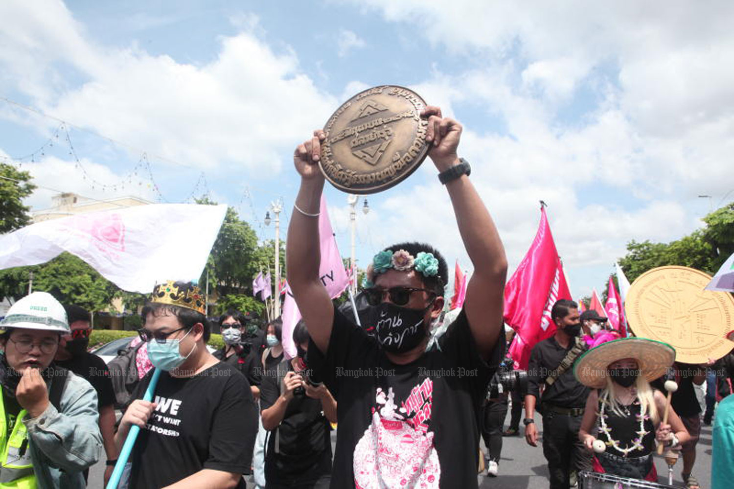 Demonstrators march from the Democracy Monument on Ratchamnoen Avenue in Bangkok to parliament on Thursday, after marking the 89th anniversary of the June 24, 1932 revolution. (Photo: Apichart Jinakul)