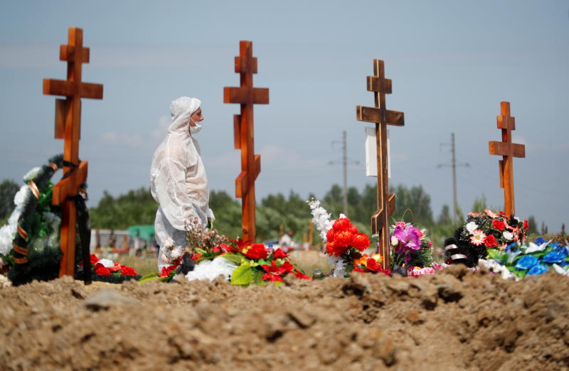 A gravedigger wearing personal protective equipment (PPE) as a preventive measure against the coronavirus disease (Covid-19) buries a person at a graveyard on the outskirts of Saint Petersburg, Russia on Friday. (Reuters photo) A gravedigger wearing personal protective equipment (PPE) as a preventive measure against the coronavirus disease (Covid-19) buries a person at a graveyard on the outskirts of Saint Petersburg, Russia on Friday. (Reuters photo)