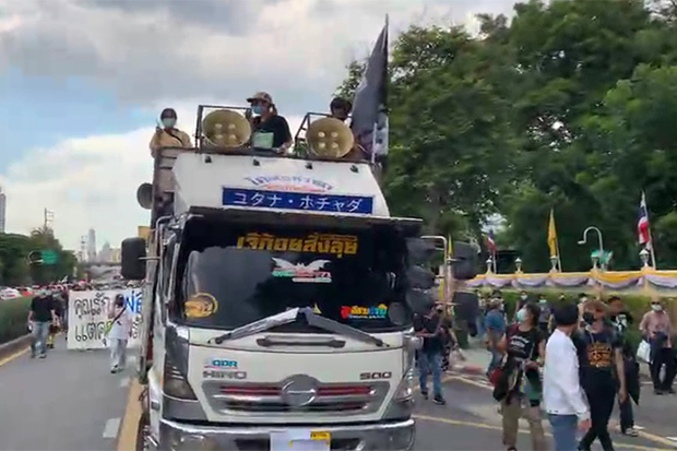 Prayut leaves Govt House ahead of protest Prayut leaves Govt House ahead of protest