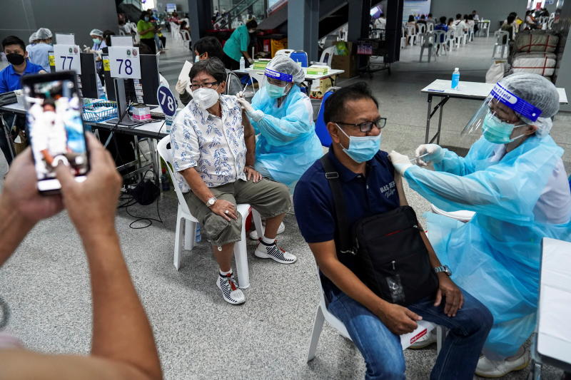 People receive the first dose of AstraZeneca vaccine at Bang Sue Grand Station on June 21, 2021. (Reuters photo)