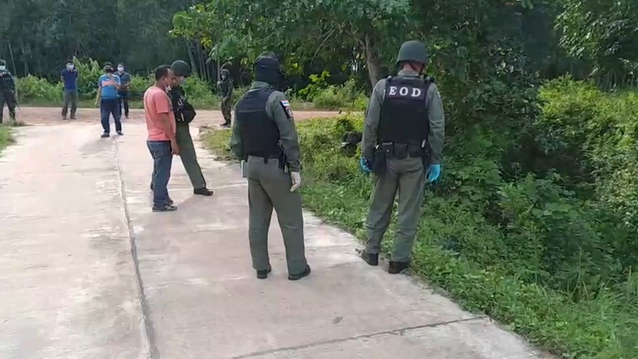 Bomb disposal police examine the scene of the explosion that killed one soldier and injured three others at a farm hut in Chana district of Songkhla province on Tuesday night. (Photo: Assawin Pakkawan)