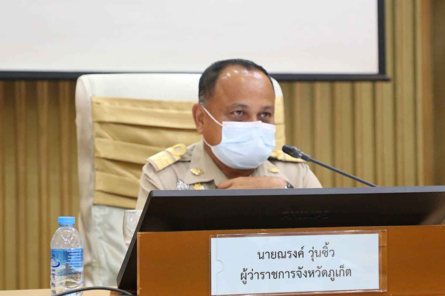 Le gouverneur de Phuket Narong Woonciew lors de la conférence de presse de mercredi.