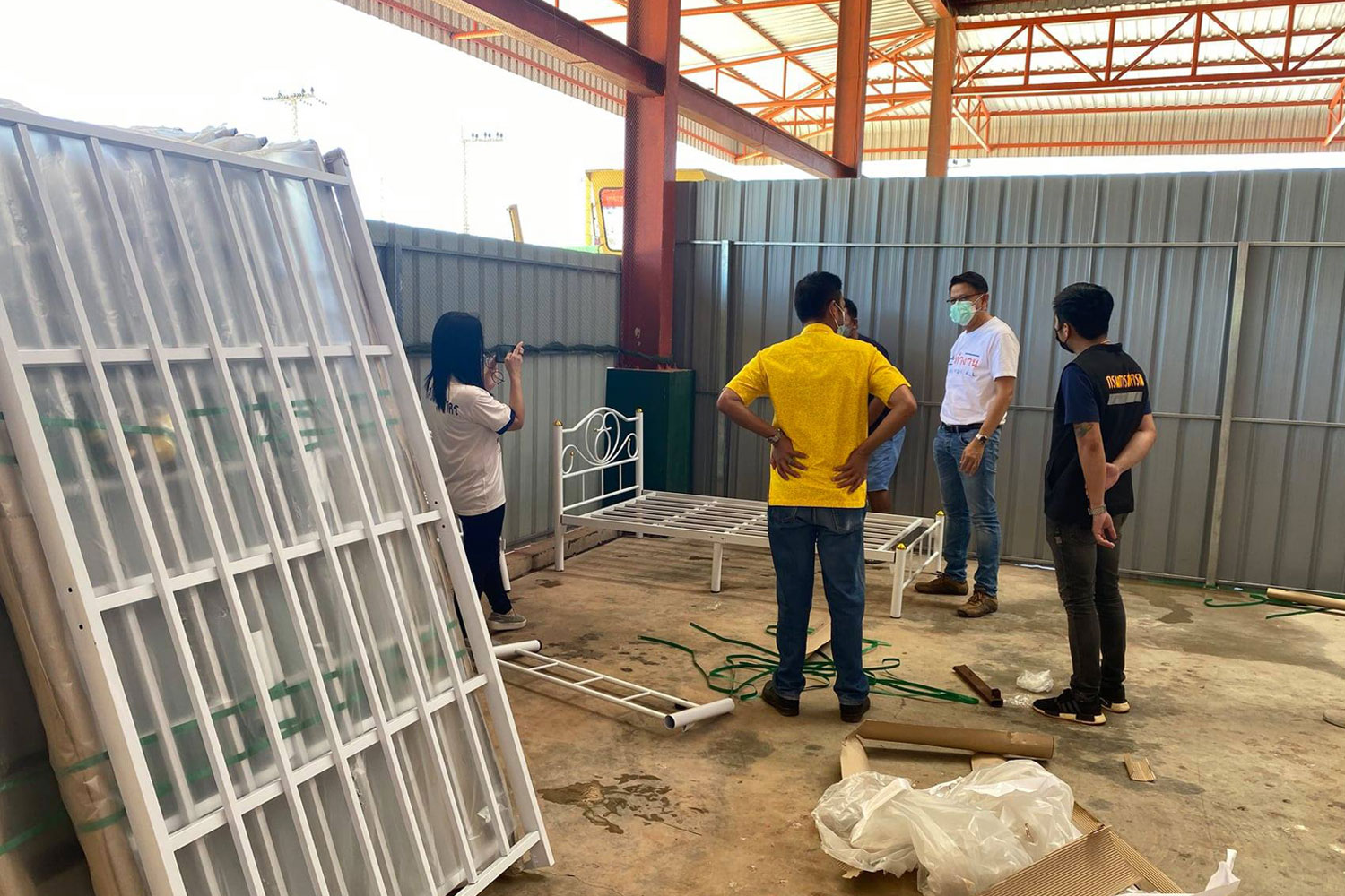 Workers set up another field hospital in Ban Phaeo district, Samut Sakhon province, as the province reports 544 new Covid-19 cases on Thursday. (Photo: Samut Sakhon provincial public relations Facebook page) Workers set up another field hospital in Ban Phaeo district, Samut Sakhon province, as the province reports 544 new Covid-19 cases on Thursday. (Photo: Samut Sakhon provincial public relations Facebook page)