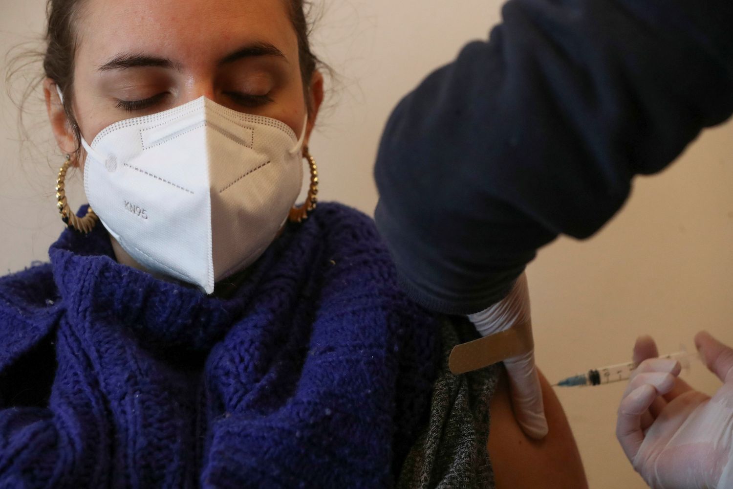 A woman receives a dose of Sinovac's CoronaVac coronavirus disease vaccine at a vaccination centre as the sanitary authority starts a vaccination campaign for under 30-year-old people in Santiago, Chile, on May 25 this year. (Reuters photo)