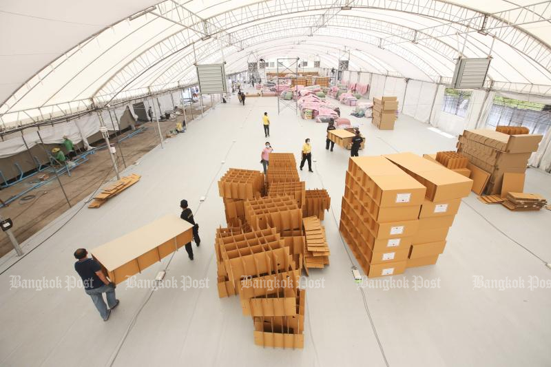 A new field hospital is under construction near Mongkutwattana Hospital on Changwattana Road in Lak Si district on Tuesday. (Photo: Pattarapong Chatpattarasill)