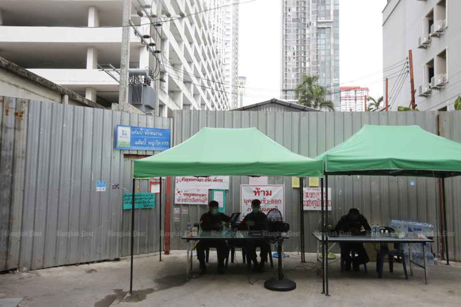 A construction site in Bangkok was ordered closed for one month from late last month to control Covid-19. The closure prompted many migrant workers to leave for their homeland. (Photo: Wichan Charoenkiatpakul)