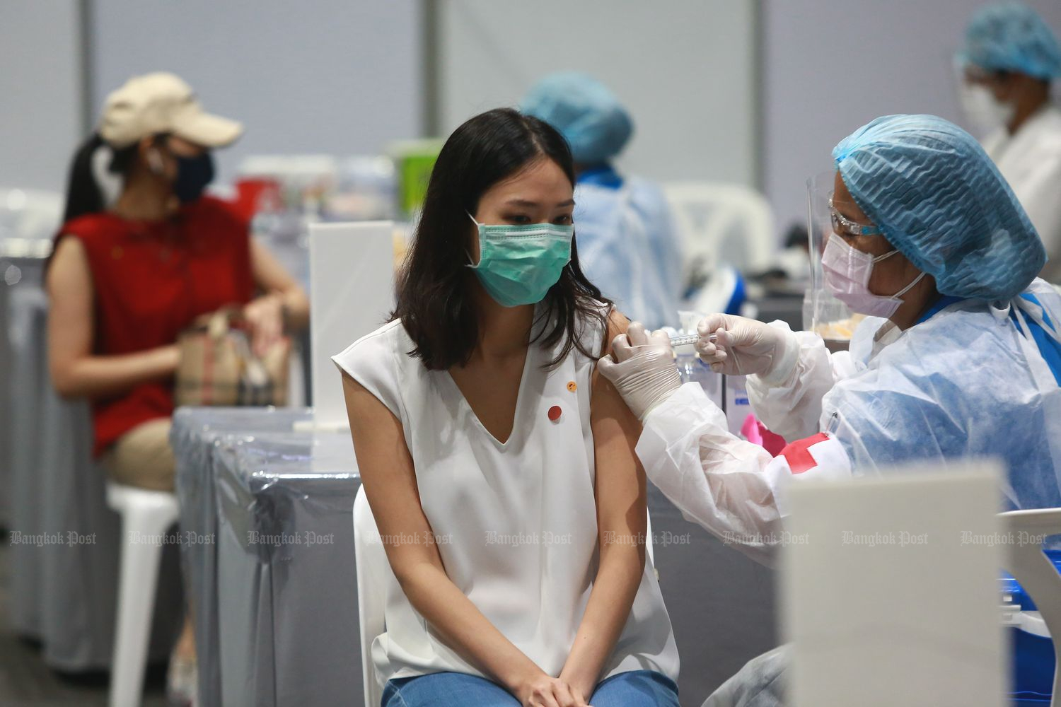 A nurse gives a woman a Covid-19 shot at Samyan Mitr Town in Bangkok on May 13 this year. The service was provided by the Thai Red Cross Society. (Photo by Somchai Poomlard)