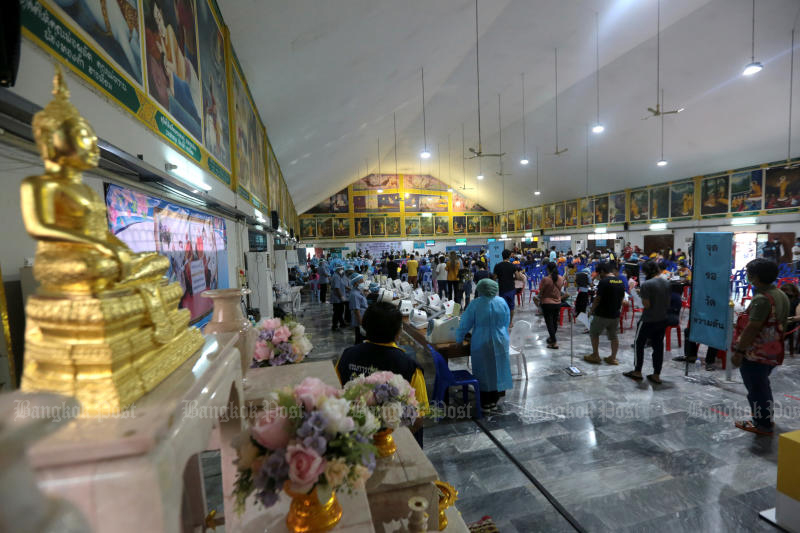 Residents of Nonthaburi turn up in droves on Thursday for jabs at Wat Sai Yai after the provincial public health office said they would get two Sinovac doses, and not a Sinovac-AstraZeneca combination. (Photo by Chanat Katanyu)