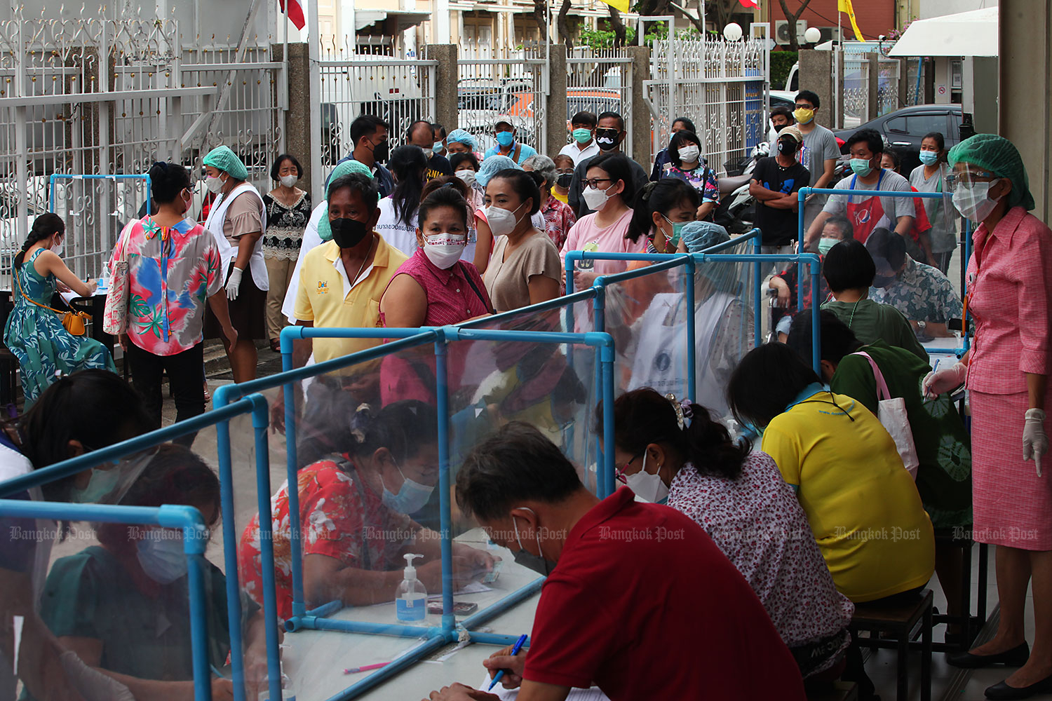 Jabs for the vulnerable: Residents of Bangkok’s Wang Lang community turn up for Sinopharm jabs at a makeshift vaccination station located in the compound of Siriraj Hospital. The vaccines are donated by Her Royal Highness Princess Chulabhorn Krom Phra Srisavangavadhana for distribution to 3,000 vulnerable people during July 16–19. (Photo: Apichart Jinakul) Jabs for the vulnerable: Residents of Bangkok’s Wang Lang community turn up for Sinopharm jabs at a makeshift vaccination station located in the compound of Siriraj Hospital. The vaccines are donated by Her Royal Highness Princess Chulabhorn Krom Phra Srisavangavadhana for distribution to 3,000 vulnerable people during July 16–19. (Photo: Apichart Jinakul)