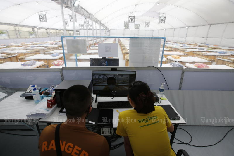 Officials conducts the final check at a new field hospital near Mongkutwattana Hospital on Changwattana Road in Lak Si district on Saturday. (Photo: Wichan Charoenkiatpakul)