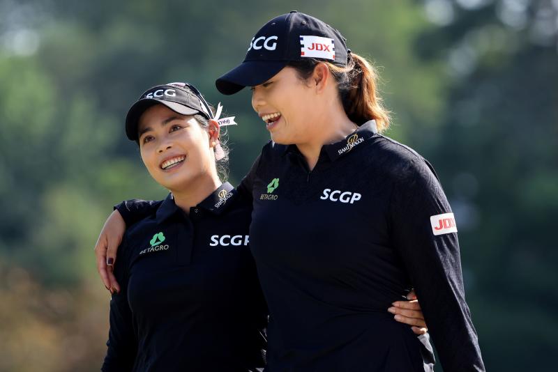 Ariya Jutanugarn (right) celebrates with her sister and teammate Moriya after winning the Dow Great Lakes Bay Invitational at Midland Country Club on Saturday. (AFP photo)