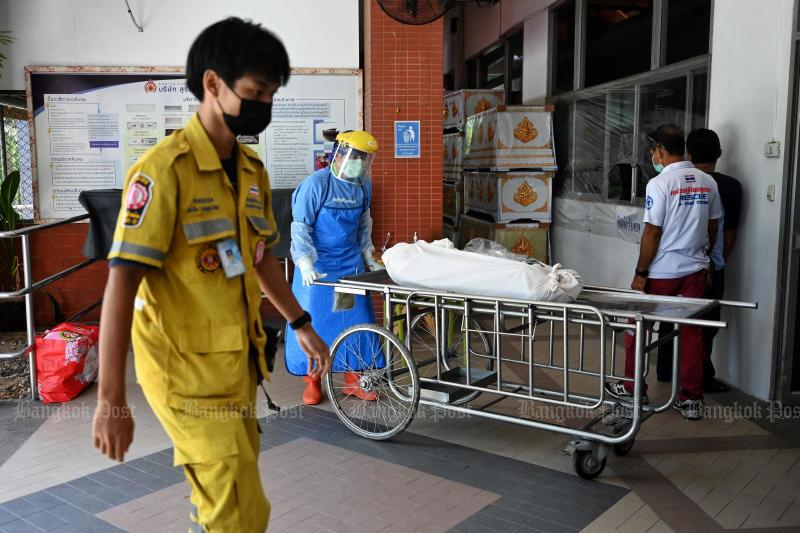 A hospital worker transports a body into the morgue of Thammasat University Hospital, in Pathum Thani province just north of Bangkok, on Saturday. (AFP photo)