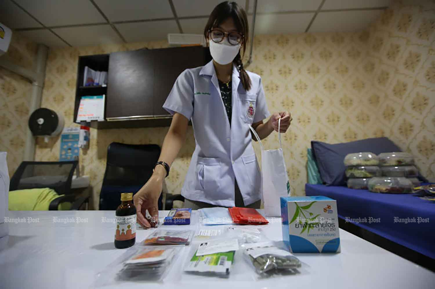 A doctor prepares medication to be delivered to Covid-19 patients under home isolation in Kannayao district of Bangkok on Wednesday. (Photo: Varuth Hirunyatheb)