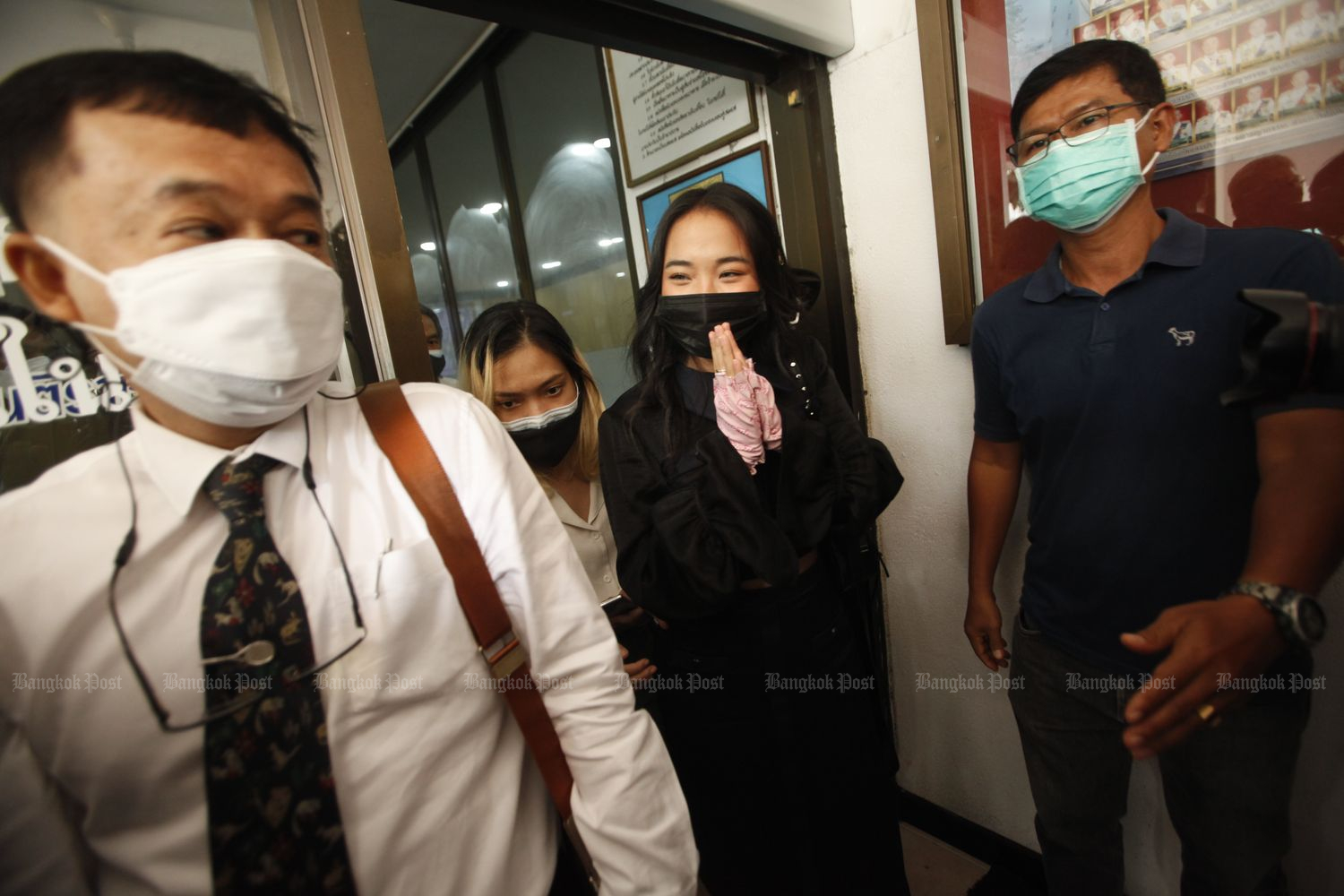 Rapper Danupa "Milli" Kanaterrakul arrives at the Nang Lerng police station in Bangkok to acknowledge charges against her on Thursday morning. (Photo by Pornprom Satrabhaya)