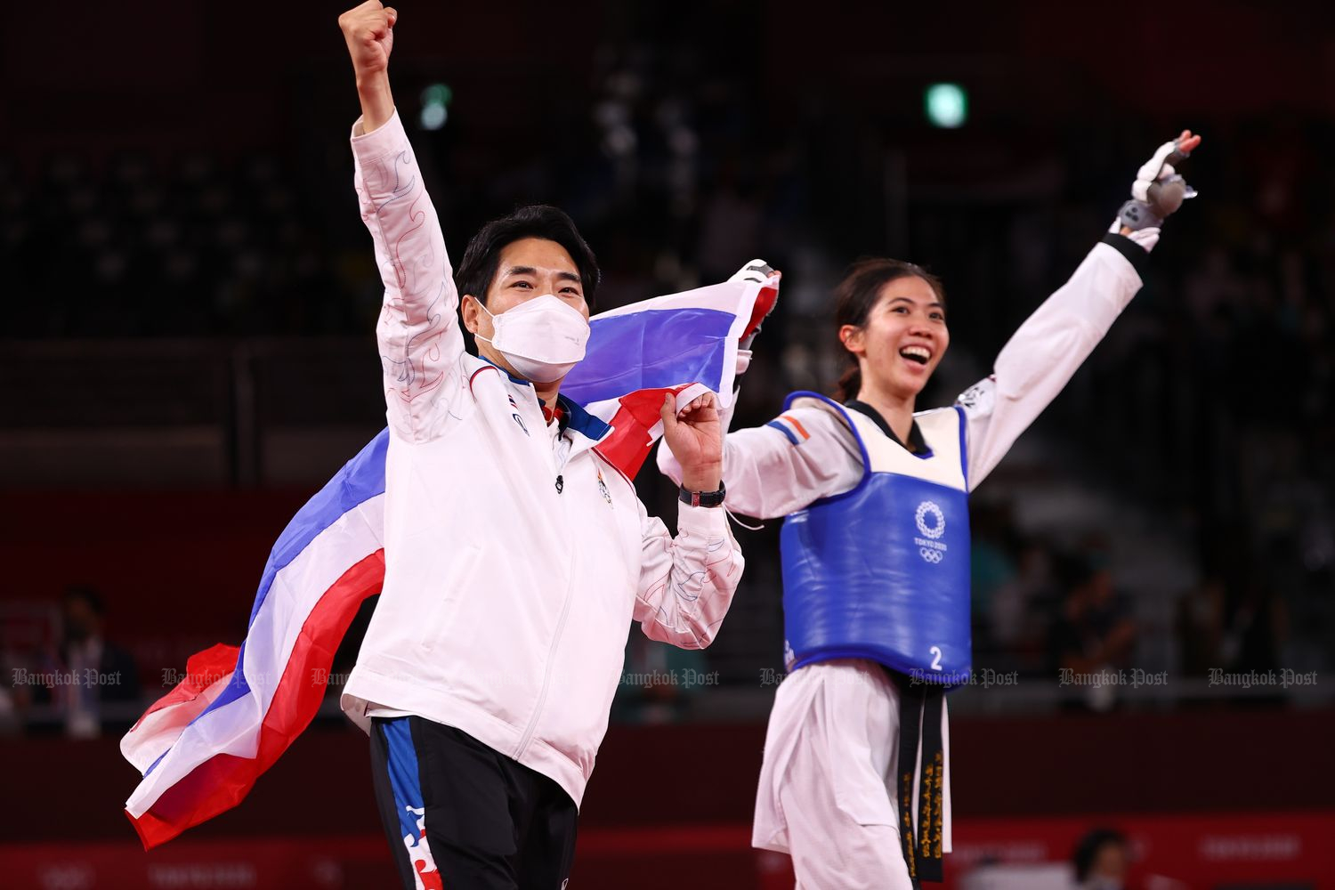 Panipak Wongphatthanakit celebrates winning gold with the Thai national flag in Chiba, Japan, on Saturday. (Reuters photo)