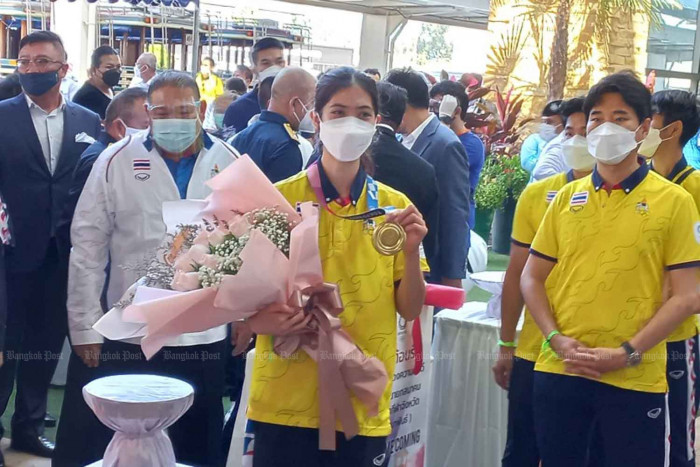 Thai gold medallist returns home