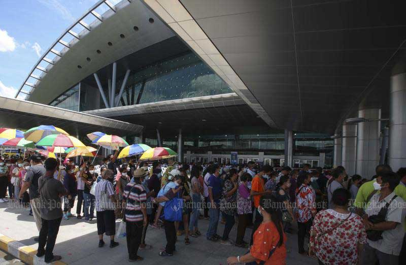 People queue outside Bang Sue Grand Station, and more inside, on Tuesday in the hope of being vaccinated against Covid-19. Similar crowding was seen on Wednesday. (Photo: Pattarapong Chatpattarasill)