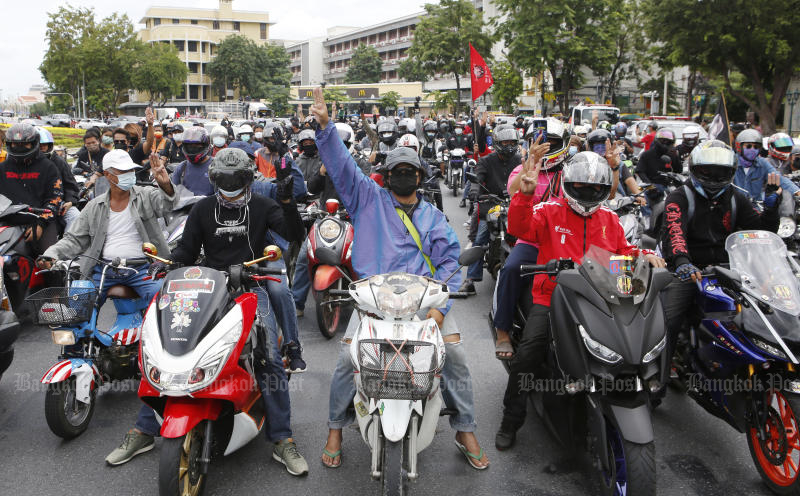 Motorcycles join other vehicles at Democracy Monument in a rally against Prime Minister Prayut Chan-o-cha on Sunday. (Photo: Apichit Jinakul)