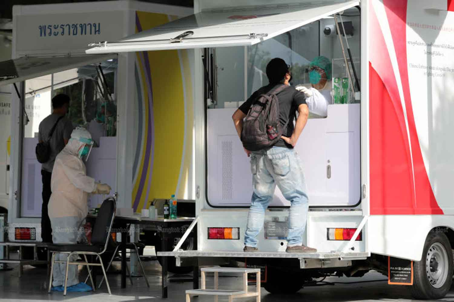 Un hombre se presenta el miércoles para una prueba gratuita de Govt-19 en el recién inaugurado centro de detección en el Army Club en Vibhavadi Ranksit Road en el distrito de Baya Thai de Bangkok.  Las selecciones deben ser registradas por adelantado por el procesador QQ.  (Foto: Sanath Kattanyu)