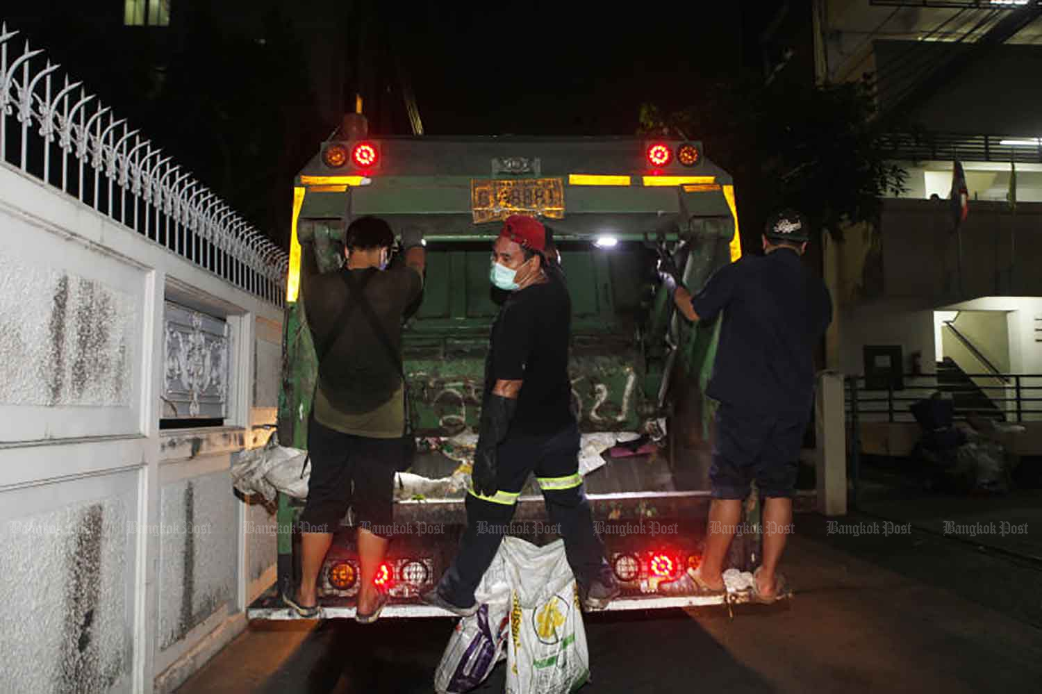 Thai rubbish collectors 'must' get jab