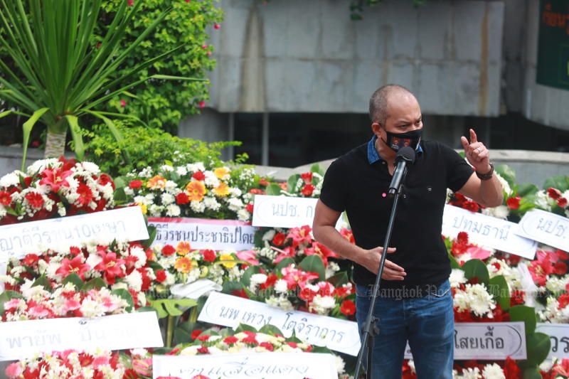 Red-shirt leader Nattawut Saikuar returns to rallies by joining the Aug 1 "car mob" rally demanding the ouster of Prime Minister Prayut Chan-o-cha. (Bangkok Post file photo)