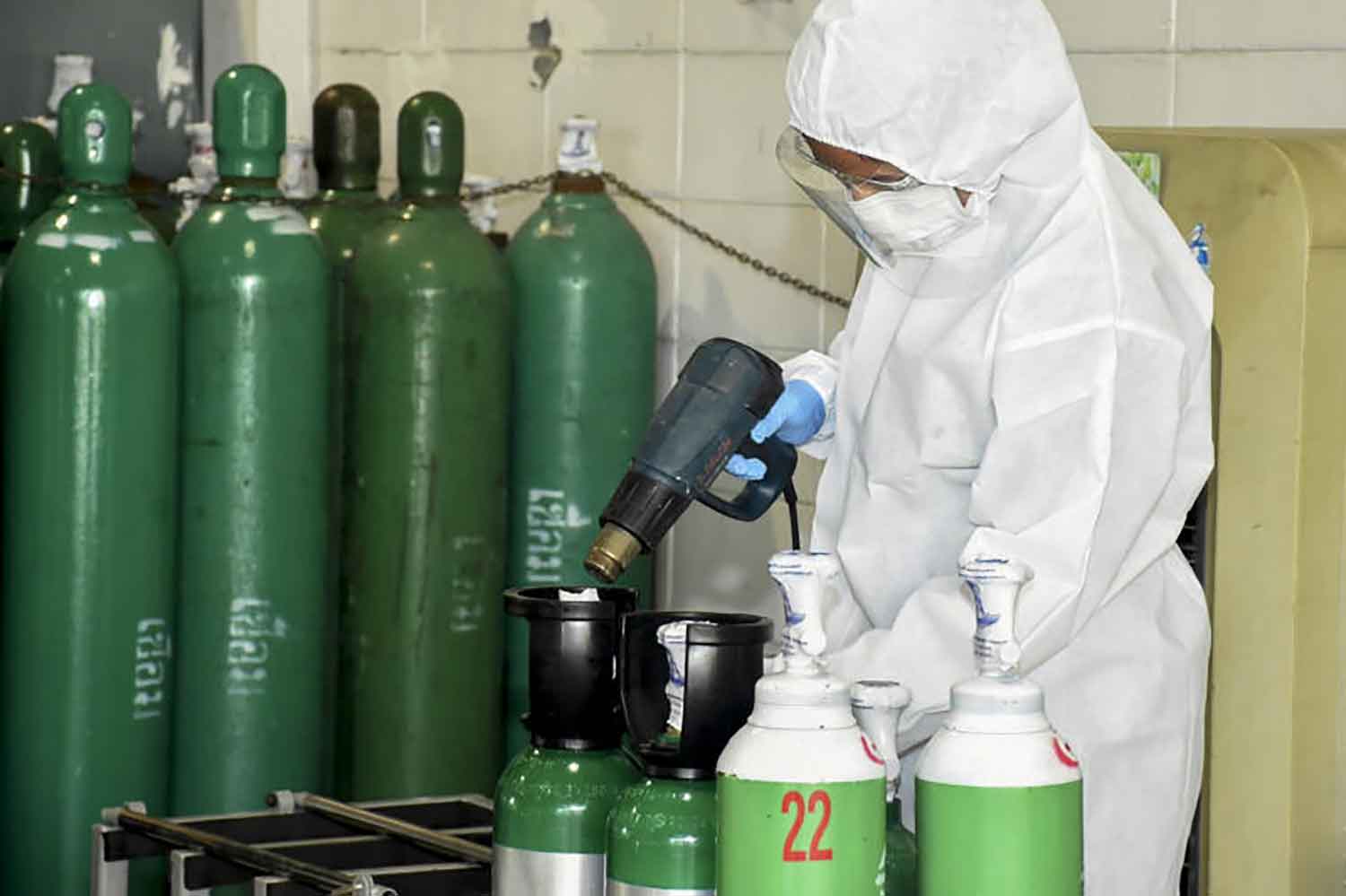 An air force officer prepares cylinders of oxygen to help Covid-19 patients at the Directorate of Aeronautical Engineering in Don Muang district, Bangkok, on Wednesday. (Air force photo) An air force officer prepares cylinders of oxygen to help Covid-19 patients at the Directorate of Aeronautical Engineering in Don Muang district, Bangkok, on Wednesday. (Air force photo)