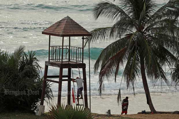 People are pictured at Karon beach in Phuket on Saturday. (Reuters photo) People are pictured at Karon beach in Phuket on Saturday. (Reuters photo)