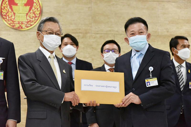 Pheu Thai Party leader Sompong Amornvivat (right) submits the no-confidence motions to House Speaker Chuan Leekpai in Parliament on Monday. (Photo supplied)