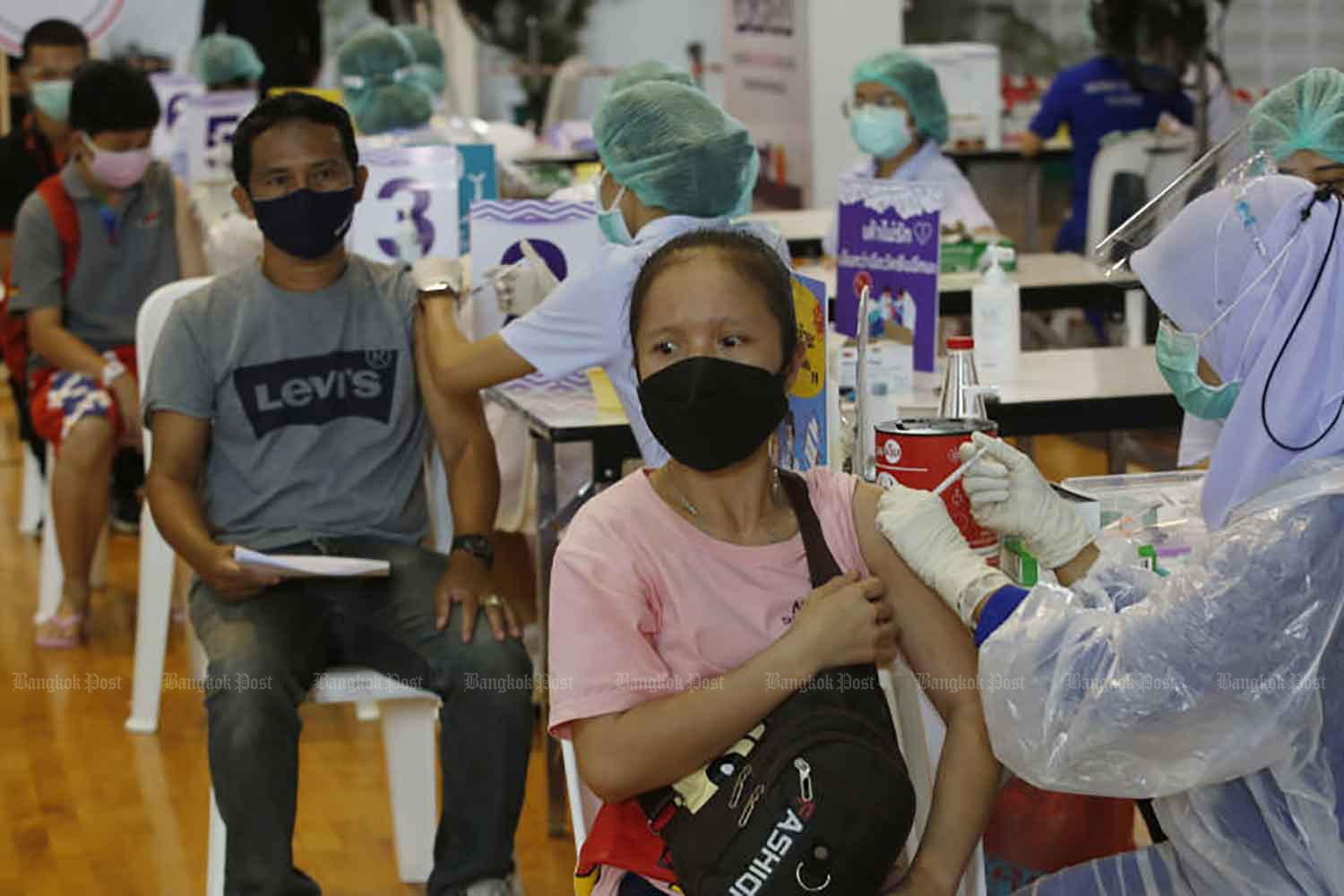 Social security subscribers line up for AstraZeneca jabs at Kasetsart University on Monday. Some were receiving their second doses of the vaccine. (Photo: Apichit Jinakul)