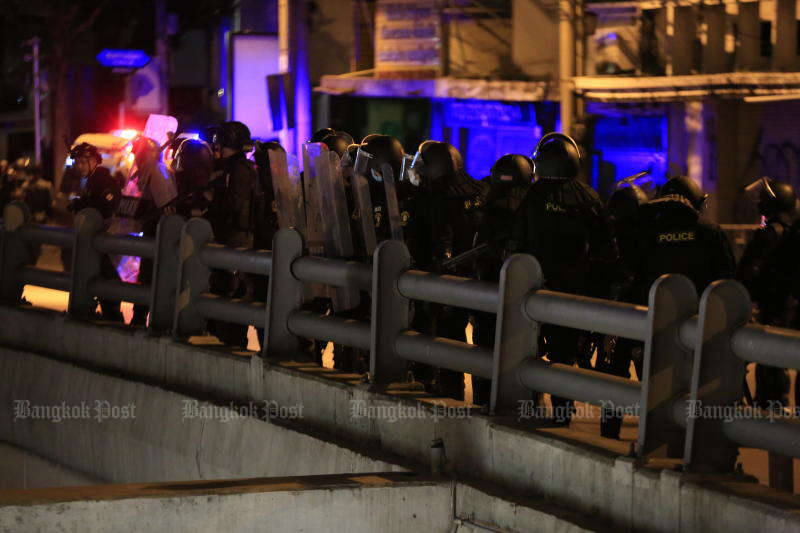 Police officers are stationed on a flyover during a clash with protesters in Din Daeng area on Monday. (Photo: Pornprom Satrabhaya) Police officers are stationed on a flyover during a clash with protesters in Din Daeng area on Monday. (Photo: Pornprom Satrabhaya)