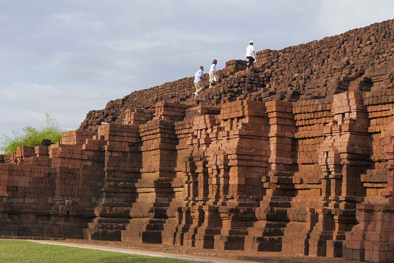 The huge Khao Khlang Nok stupa in the ancient city of Sri Thep is the biggest Dvaravati monument in the country. (Bangkok Post file photo) The huge Khao Khlang Nok stupa in the ancient city of Sri Thep is the biggest Dvaravati monument in the country. (Bangkok Post file photo)