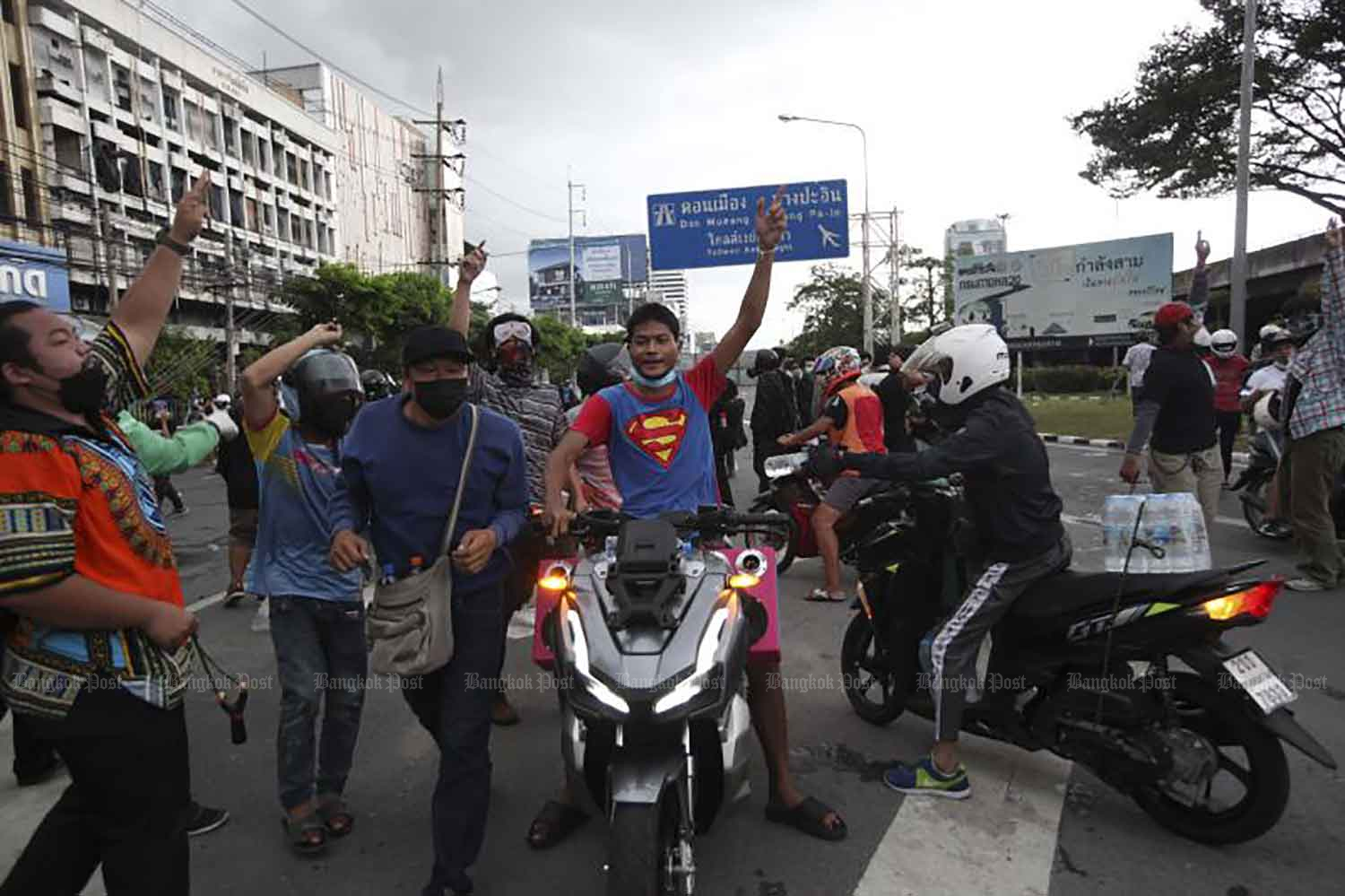 Anti-government protesters gather near the Victory Monument in Bangkok on Friday. (Photo: Pattarapong Chatpattarasill)