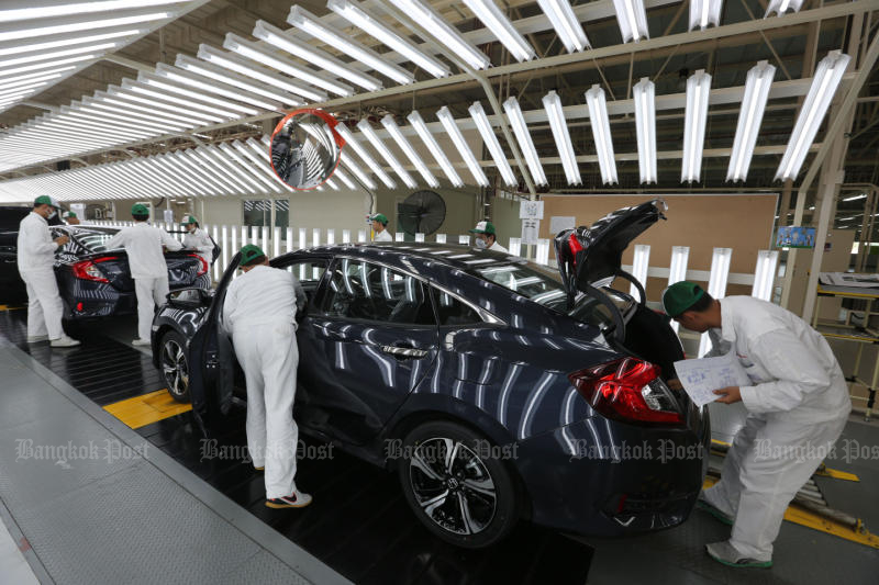 FILE PHOTO: Men work at a Honda plant in Prachin Buri in May 2016. (Bangkok Post photo)