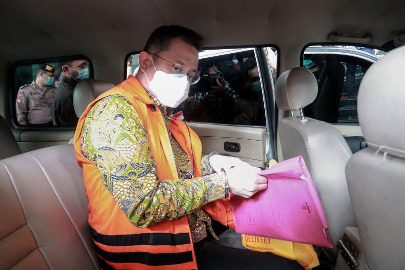 Juliari Batubara, Indonesia's ex-social affairs minister, is pictured outside a court in Jakarta on Monday, where he was sentenced to 12 years in jail for taking $1.2 million in bribes linked to food aid for poor families hit by the pandemic. (AFP photo)