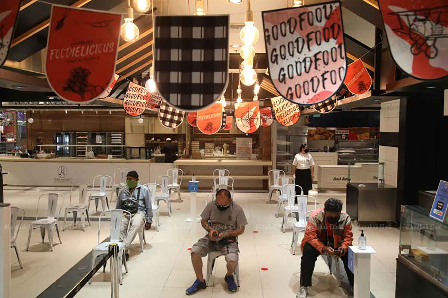 Buyers wait for takeaways at a shopping centre in Bangkok on Aug 8. (Photo: Arnun Chonmahatrakool)