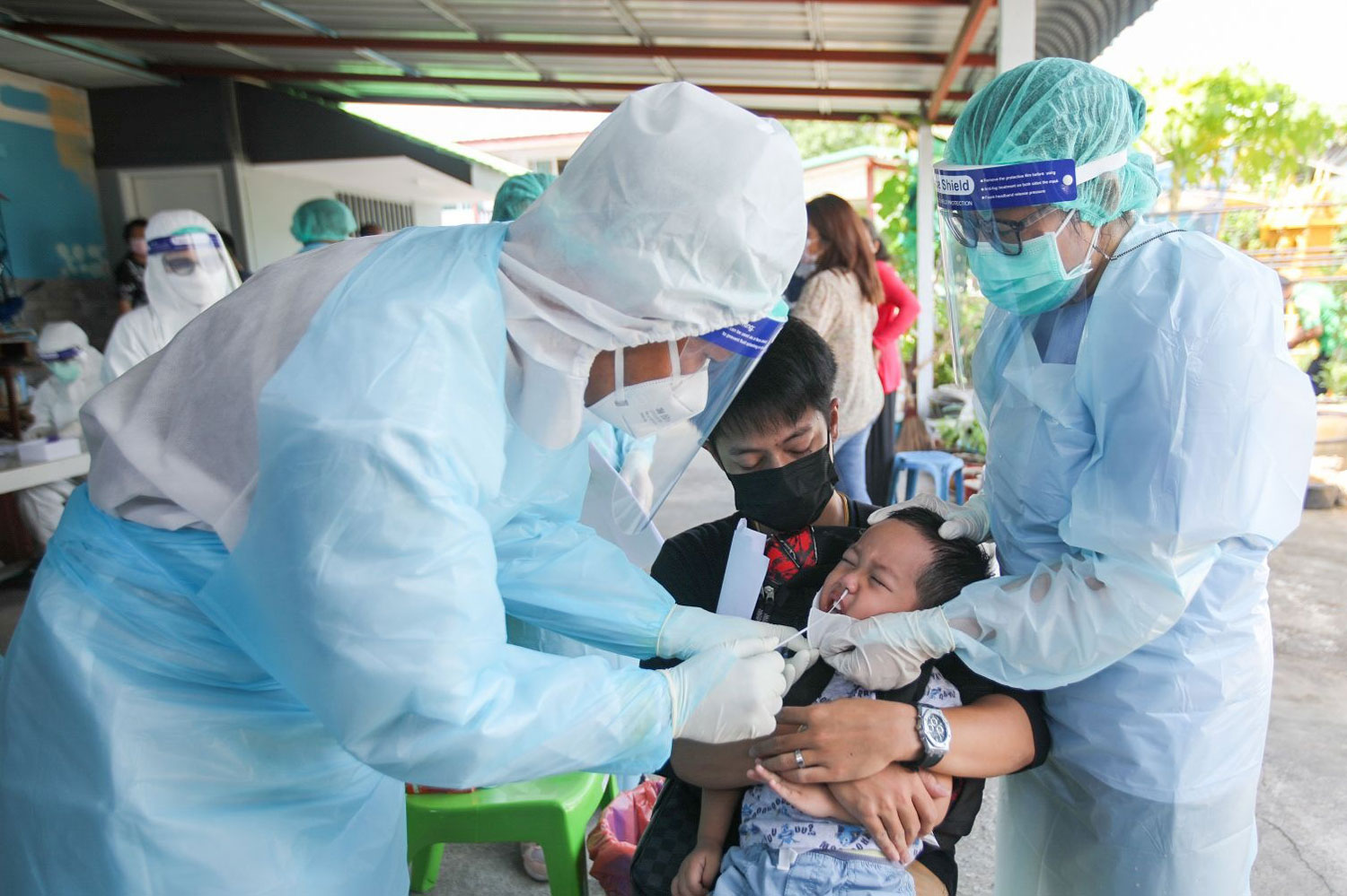 A boy reacts as a health worker takes a nasal swap with antigen test kit at a Covid-19 testing venue in Pattaya, Chon Buri, on Wednesday. The Pattaya City municipality tested 530 people at seven communities on Wednesday, and 29 were positive. (Photo:@Prpattayacity Facebook page) A boy reacts as a health worker takes a nasal swap with antigen test kit at a Covid-19 testing venue in Pattaya, Chon Buri, on Wednesday. The Pattaya City municipality tested 530 people at seven communities on Wednesday, and 29 were positive. (Photo:@Prpattayacity Facebook page)