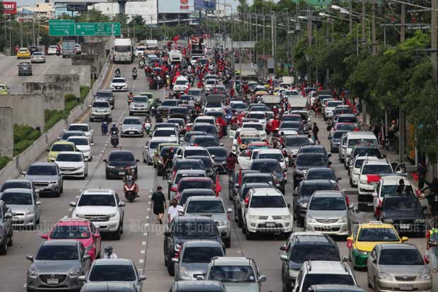 Thousands of cars join the final car mob rally from Bangkok to Pathum Thani on Sunday. (Photo: Apichart Jinakul)