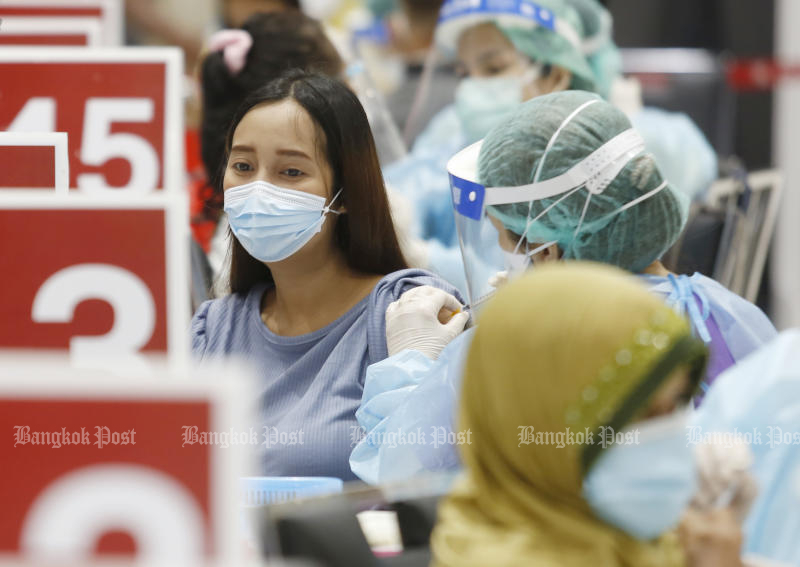 A woman receives a Covid-19 vaccine shot on Pfizer Day at The Mall shopping centre in Ngamwongwan, an event organised by Nonthaburi province. (Photo: Apichit Jinakul)