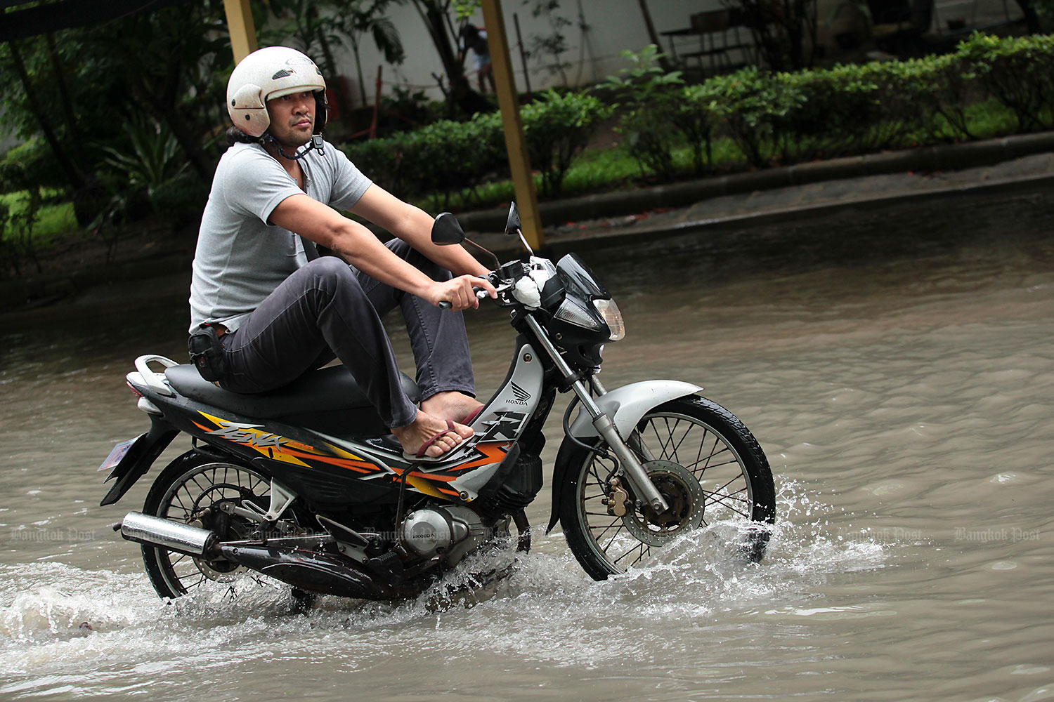 Torrential rainfall floods 10 provinces