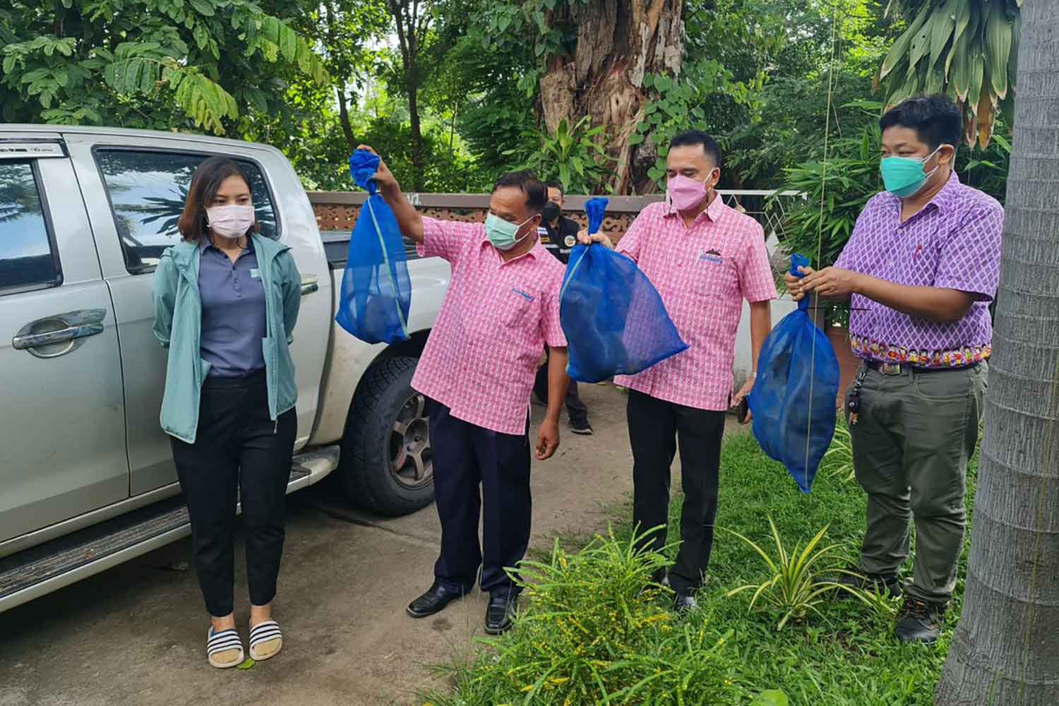 Department of National Parks, Wildlife and Plant Conservation Department officials with some the six macaques seized from the house of a wildlife trader in Pathum Thani's Lam Luk Ka district on Wednesday. (Photo: Chalit Poomruang)