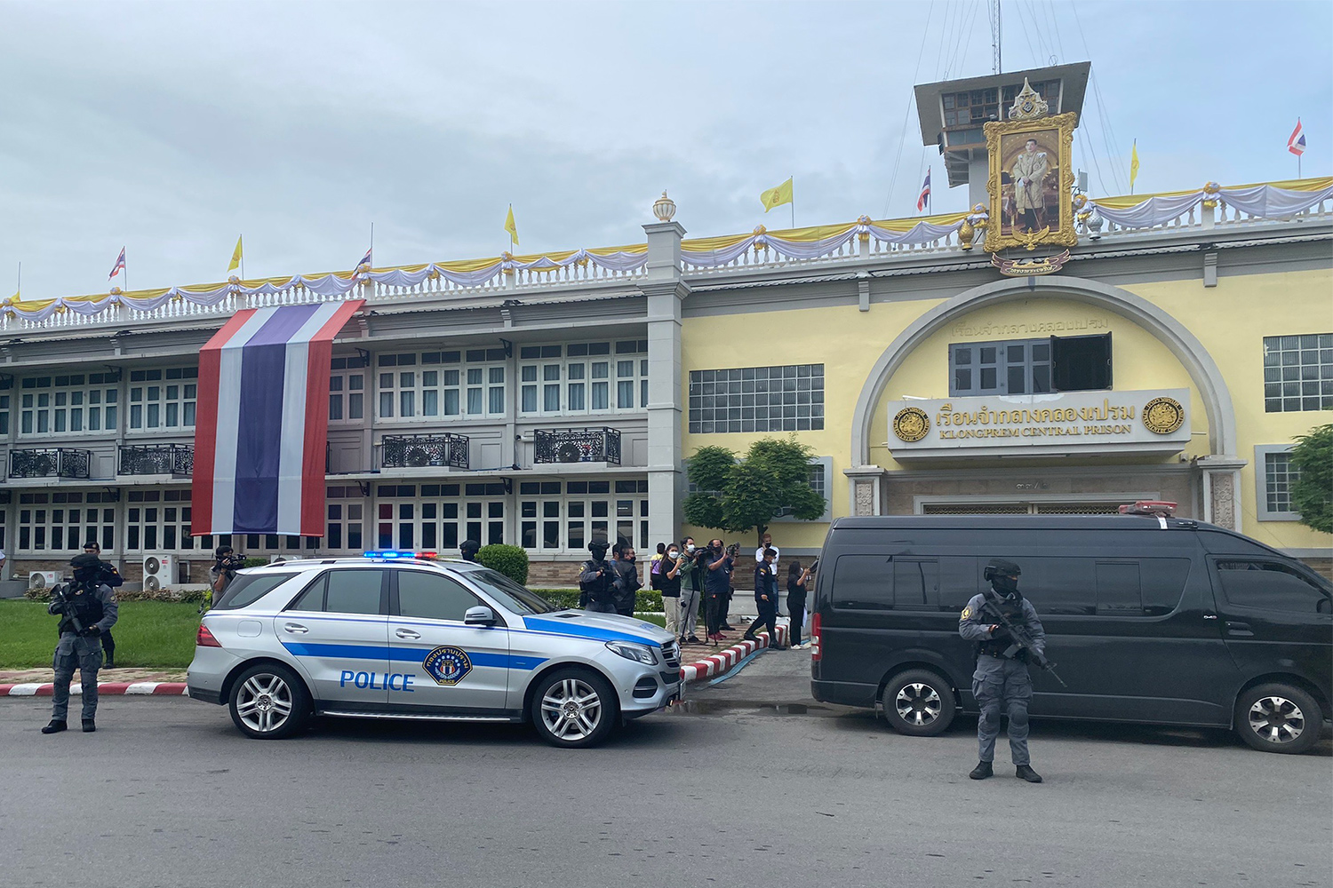 Tight police security at Klong Prem Prison when Pol Col Thitisan Utthanaphon and six other suspects arrive from the provincial prison in Phitsanulok on Friday.(Crime Suppression Division photo)