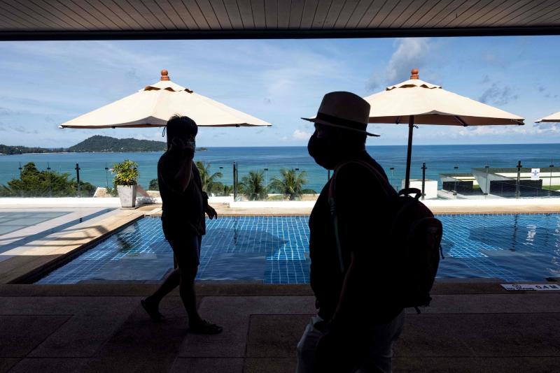 Guests walk past a hotel swimming pool in Phuket on Aug 14, 2021 as tourists take advantage of the "Phuket Sandbox" programme for visitors fully vaccinated against the Covid-19 coronavirus. (AFP photo)