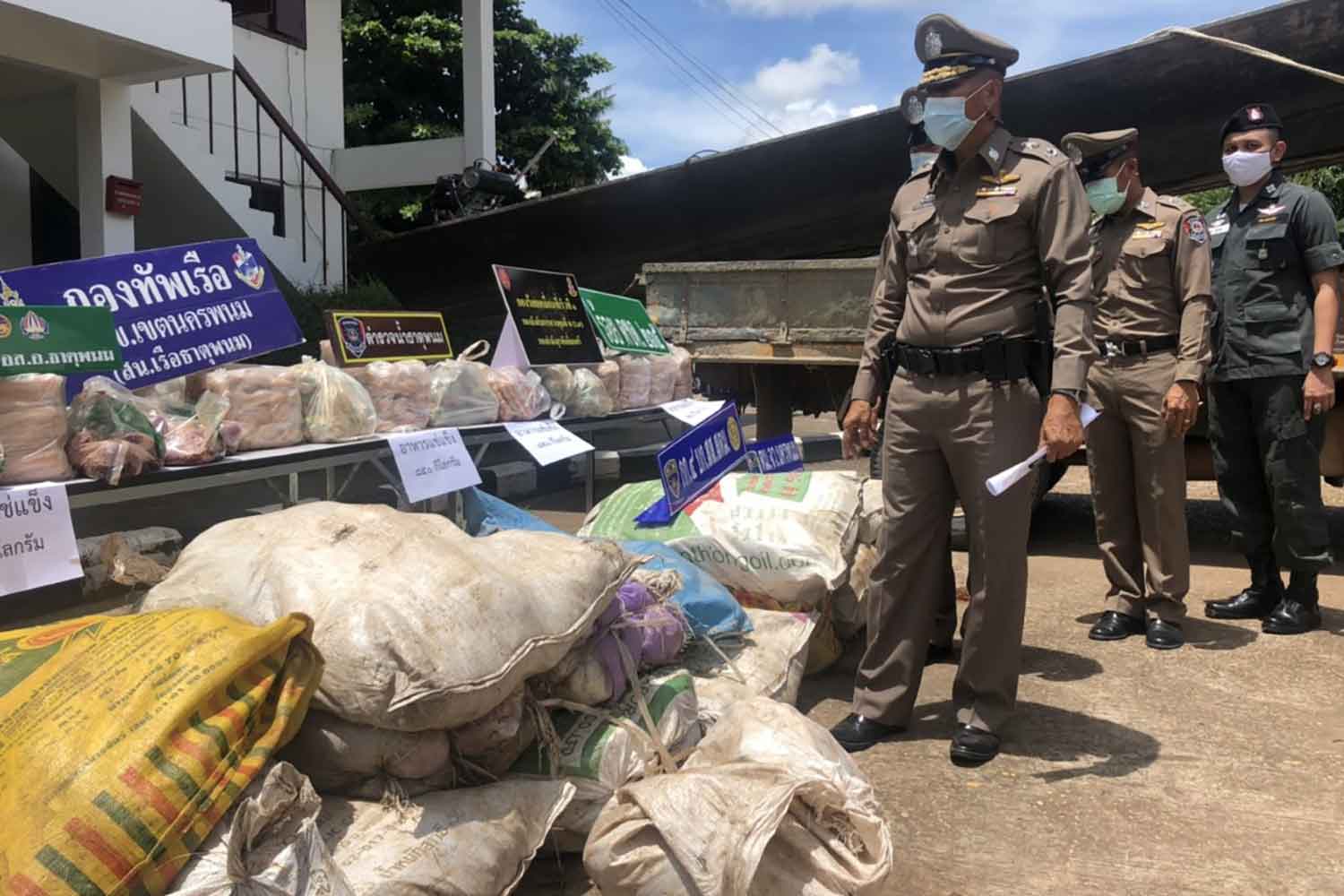 Bundles of frozen food seized on Monday night in Nakhon Phanom's That Phanom district, on display in front of the marine police station. Four Lao men were arrested as they loaded the goods onto a boat to smuggle them across the Mekong River to Laos. (Photo: Pattanapong Sripiachai)