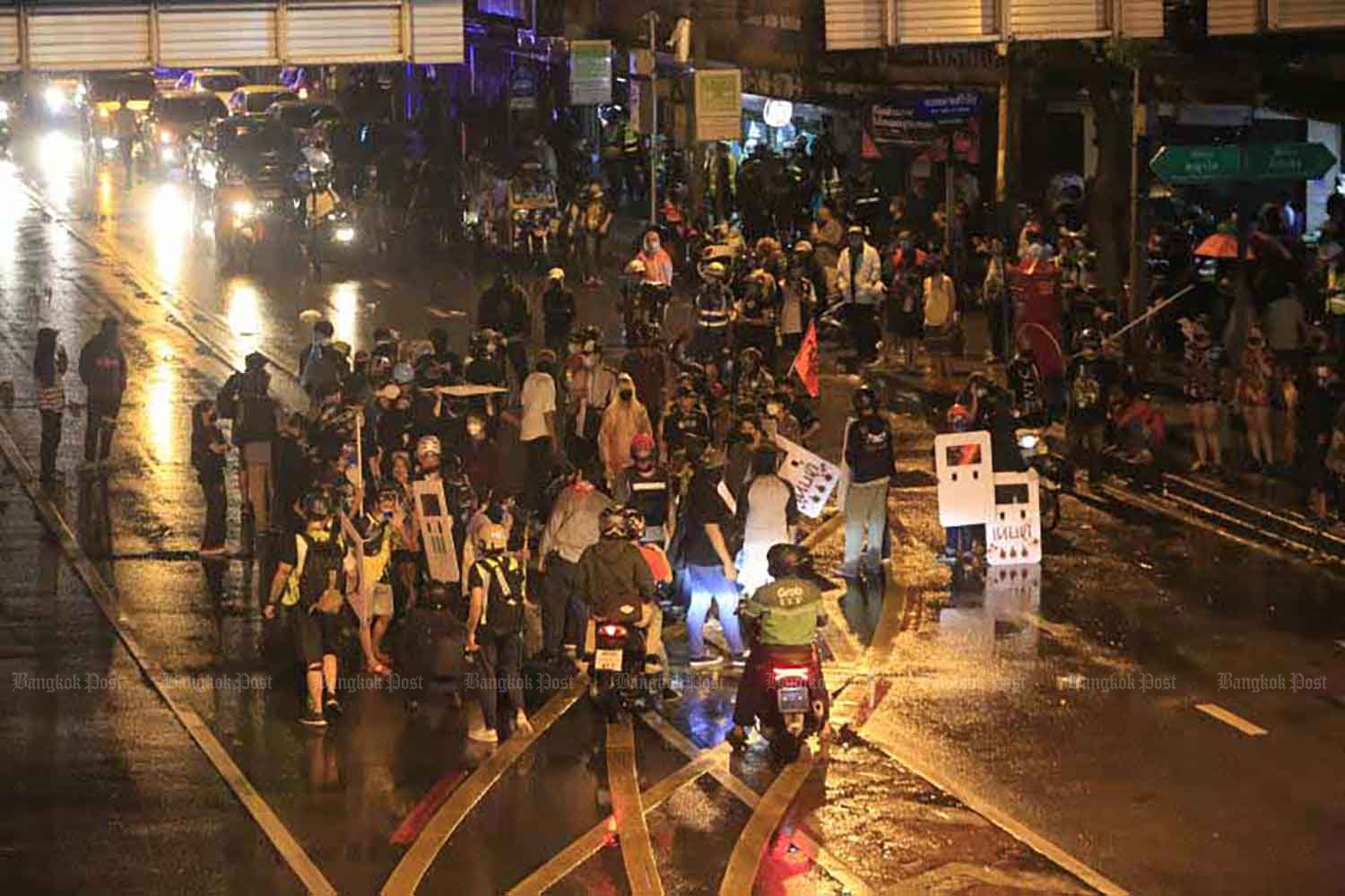 Mobs block traffic, throw bombs, say police