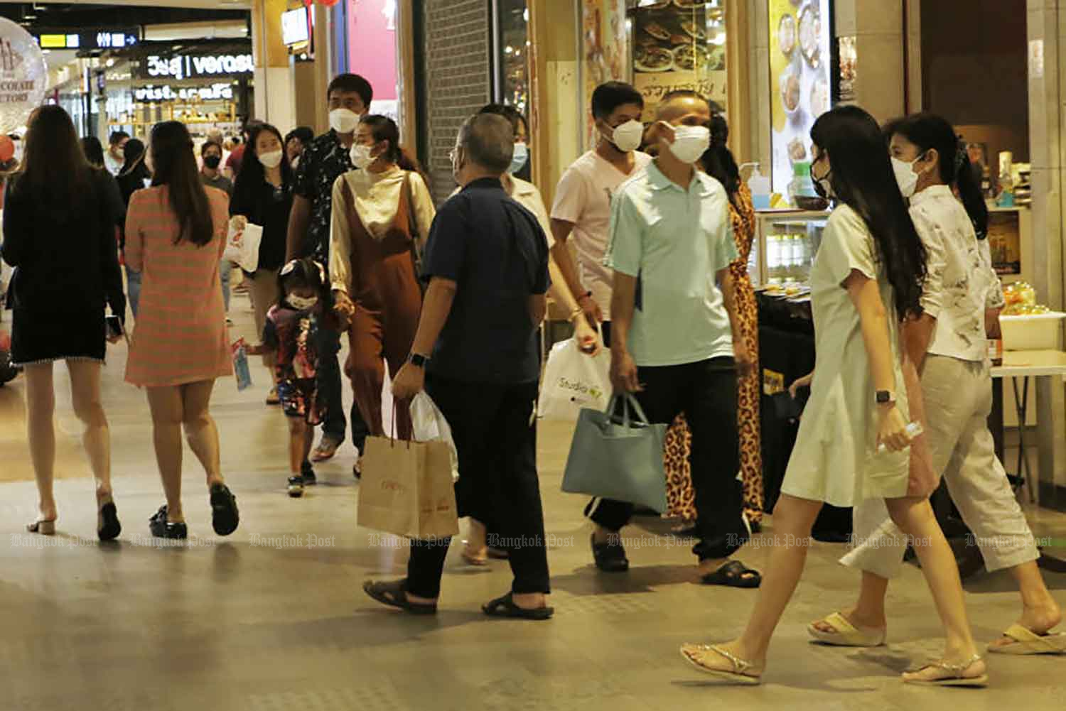 Customers at a shopping centre in Pathum Thani operating under Covid-19 controls on Tuesday. (Photo: Apichit Jinakul)
