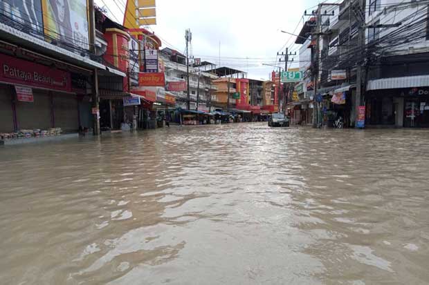 Downtown Pattaya flooded again, this time on Wednesday morning after an overnight downpour. (Photo from @padlomcool Twitter account)