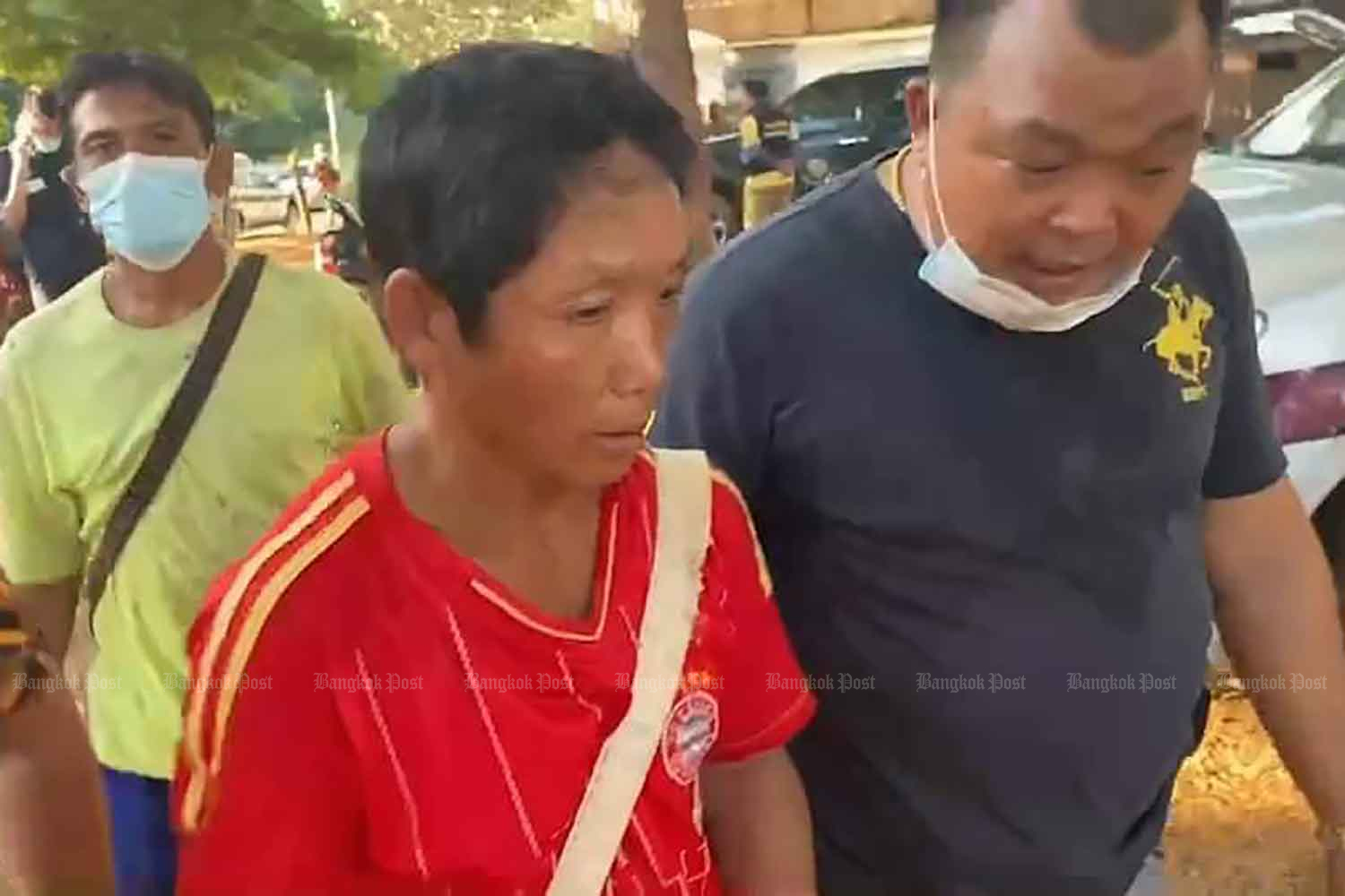 The abduction suspect (red shirt), a Myanmar man identified only as Siew, 44. (Photo: Panumet Tanraksa)